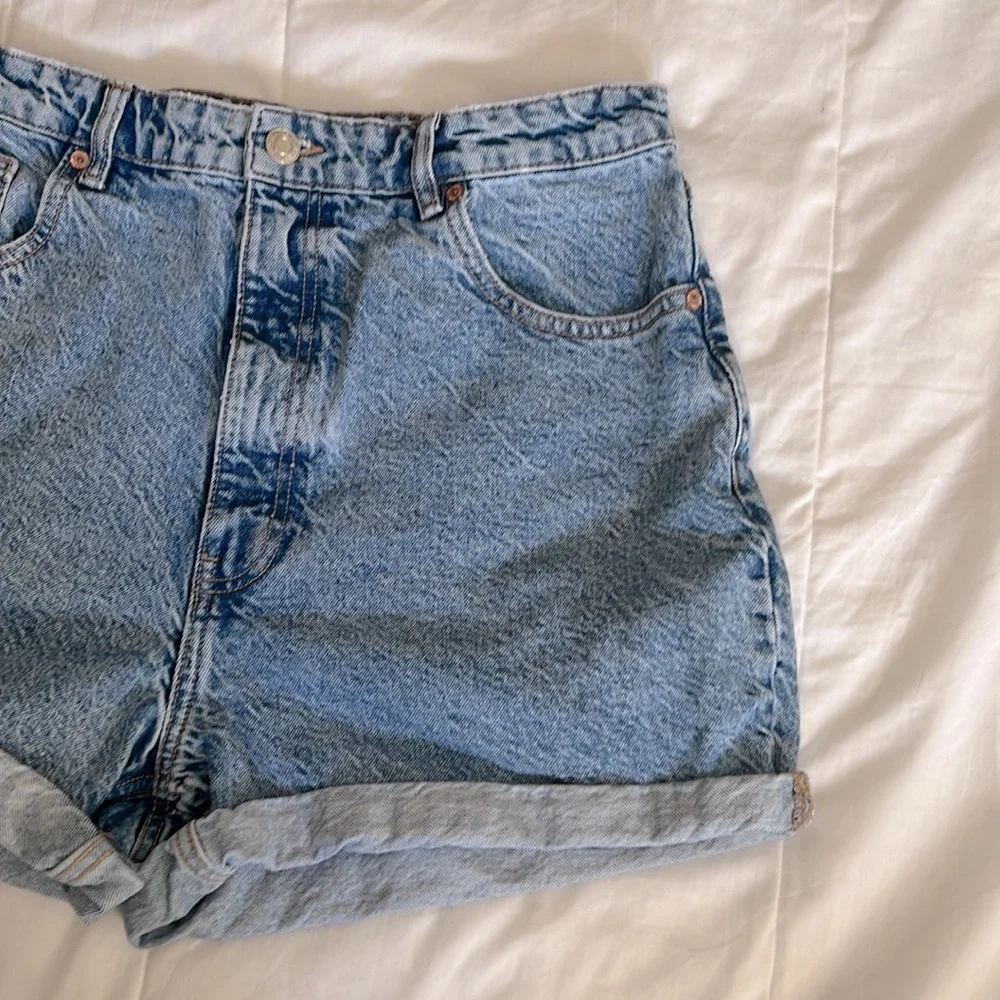 Zara mom Fit Jean Short in Acid Wash - Picture 6 of 13